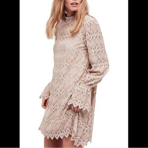 Free People Size XS Simone Crochet‎ Lace Mock Neck Bell Sleeve Mini Shift Dress